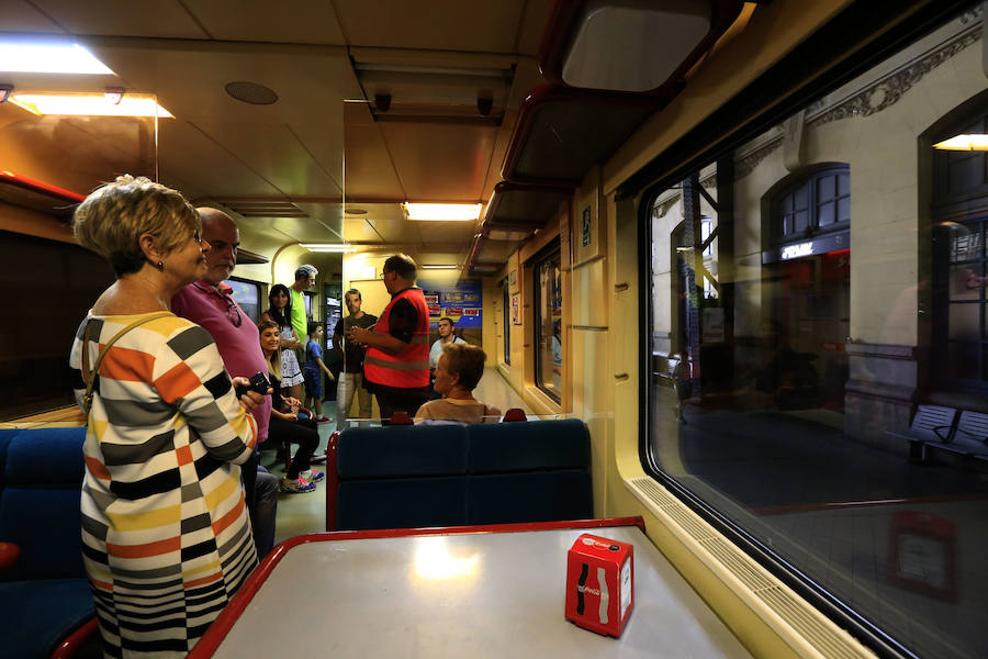 Fotos del tren histórico de Renfe en la Estación del Norte