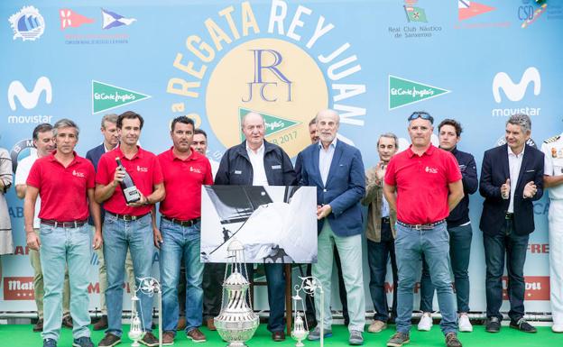 El rey Juan Carlos, protagonista en la entrega de trofeos. 