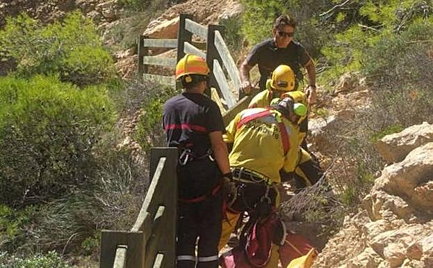 Rescatan en helicóptero a una mujer herida en la cala del Moraig de Benitatxell