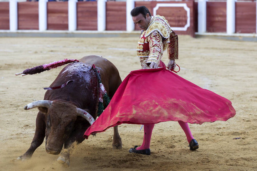 El torero de Chiva sale por la puerta grande tras cortas cuatro orejas a los tres toros de la tarde