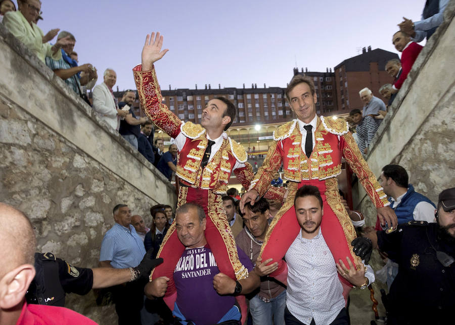 El torero de Chiva sale por la puerta grande tras cortas cuatro orejas a los tres toros de la tarde