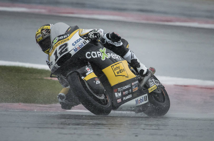 Thomas Luthi (Kalex) dio un paso importante hacia el campeonato de Moto2 con su segunda posición y tras beneficiarse de la caída del italiano Franco Morbidelli (Estrella Galicia 0,0 Marc VDS).