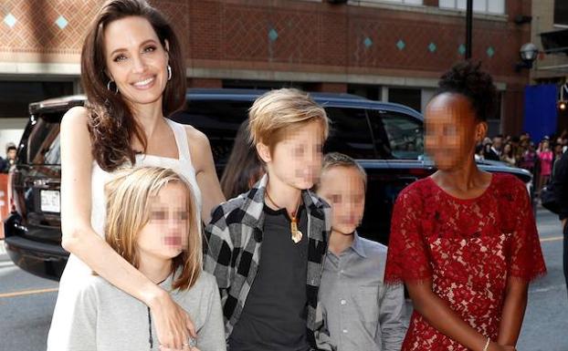 Angelina Jolie junto a sus hijos. 