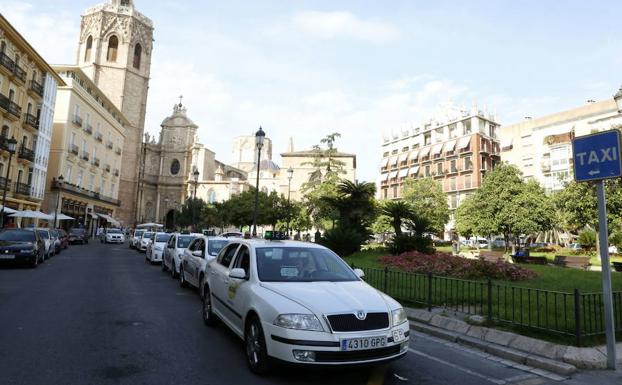 Taxis en la Plaza de la Reina de Valencia.