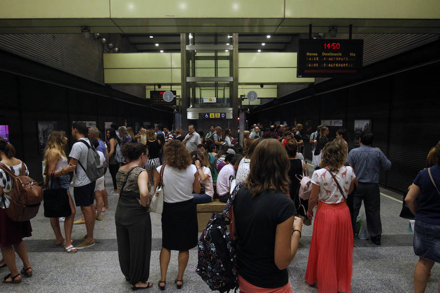 Fotos de la primera jornada de huelga del metro y tranvía en Valencia