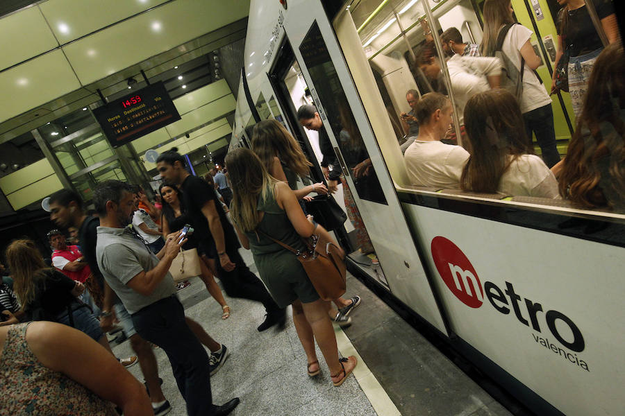 Fotos de la primera jornada de huelga del metro y tranvía en Valencia