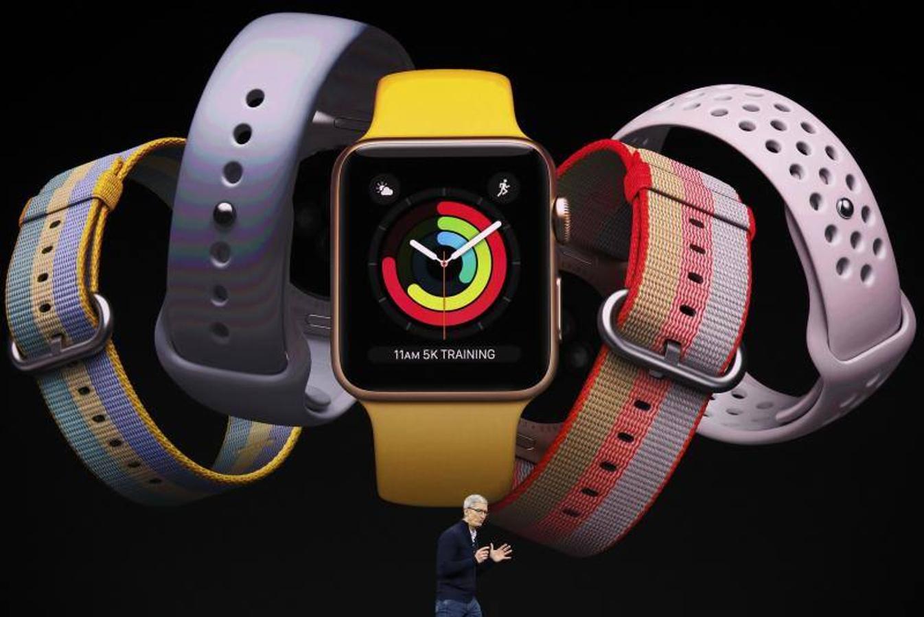 Tim Cook muestra los nuevos modelos de smartwatches.