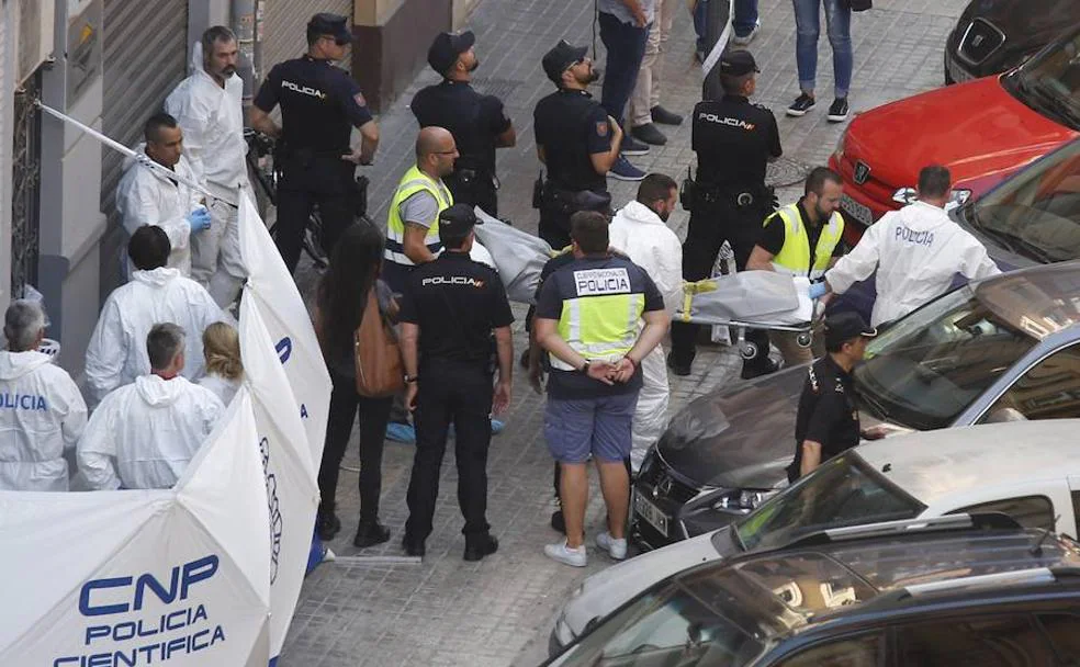 Mata a puñaladas a un policía en Valencia cuando lo identificaban por el crimen de la maleta 