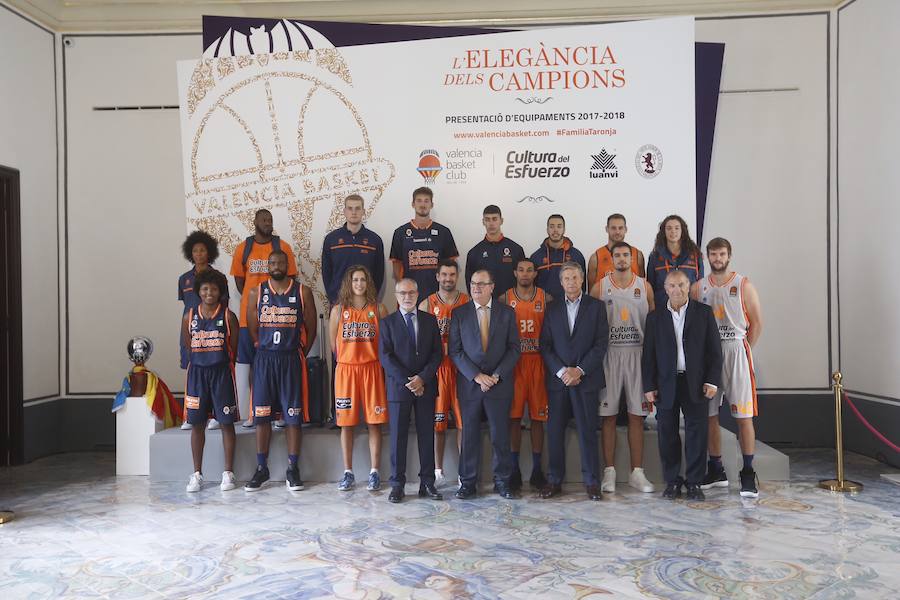 El Valencia Basket ha presentado la piel que lucirá durante los partidos de esta temporada en un acto en el Colegio del Arte Mayor de la Seda.