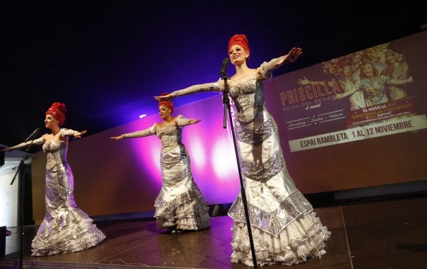 Las actrices de 'Priscilla', ayer, durante la presentación del musical en La Rambleta. 