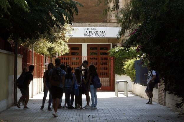 Alumnos en la entrada del colegio, situado en Tres Forques, barrio periférico de Valencia. 