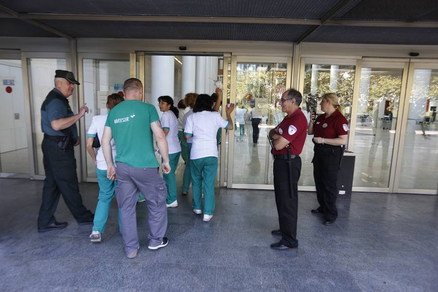 Una veintena de empleados públicos han tenido que ser tratados por conjuntivitis y problemas respiratorios durante la jornada de hoy tras el incendio del pasado domingo