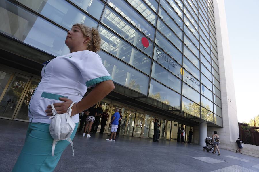 Una veintena de empleados públicos han tenido que ser tratados por conjuntivitis y problemas respiratorios durante la jornada de hoy tras el incendio del pasado domingo