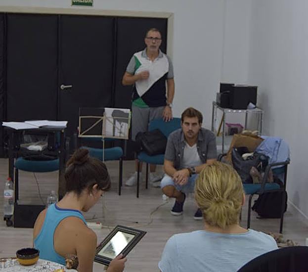 Al fondo y de izq. a der., los directores Gil Zorrilla y Tonet Ferrer. En primer plano, Sherezade Soriano y Silvia Rico durante uno de los ensayos. 