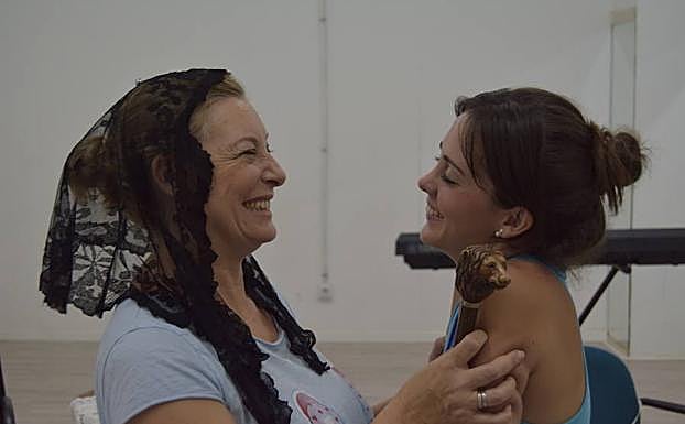 Imagen principal - La complicidad entre las actrices y el resto del equipo de 'Bernarda' es más que evidente.