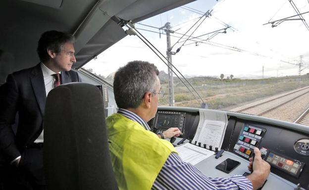 El ministro de Fomento, Íñigo de la Serna, supervisa el estado de las infraestructuras del Corredor Mediterráneo el pasado mes de marzo.