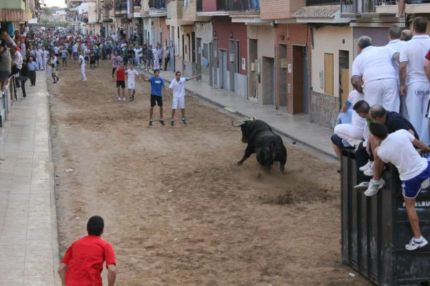 Desencajonada de un toro desde la abarrotada calle Virgen del Pilar. 