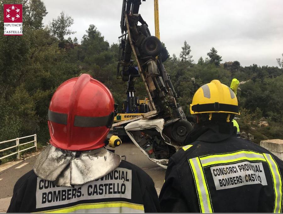 Fotos del rescate al camión caído por un puente en Fuente de la Reina