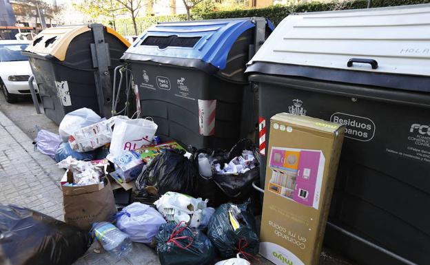 Imagen de archivo de la acumulación de basura frente a los contenedores.
