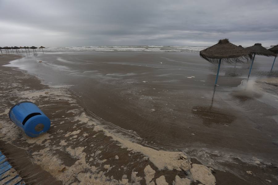 Fotos de la playa de la Malvarrosa inundada