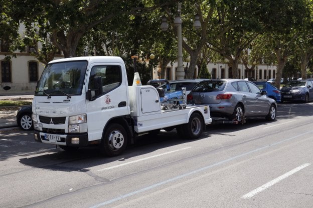 Una grúa arrastra un coche en el paseo de la Alameda, en una imagen reciente. 