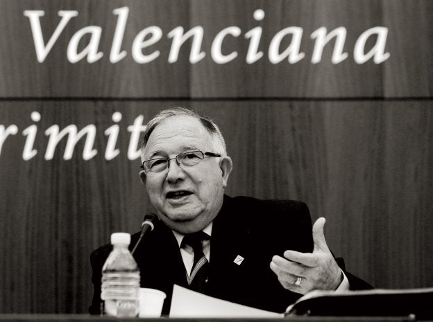 Escritores critican la catalogación de sus libros en catalán