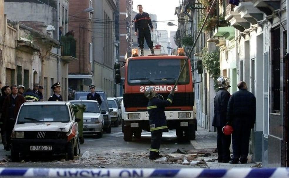 Bomberos y policías en la calle Escalante, el 6 de febrero del año 2000, horas después del cuádruple asesinato. 