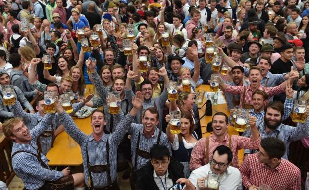 Asistentes al Oktoberfest de Múnich.