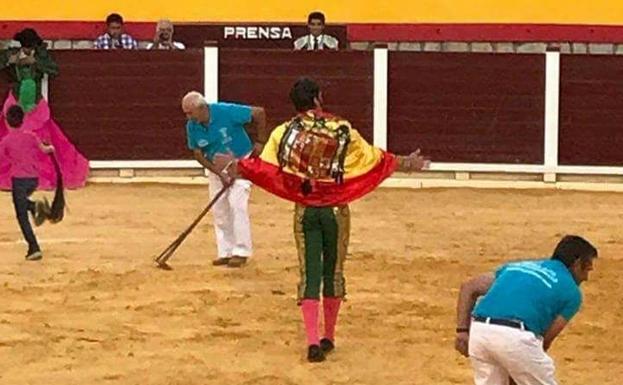 El diestro Juan José Padilla luce una bandera preconstitucional tras una corrida en Jaén.