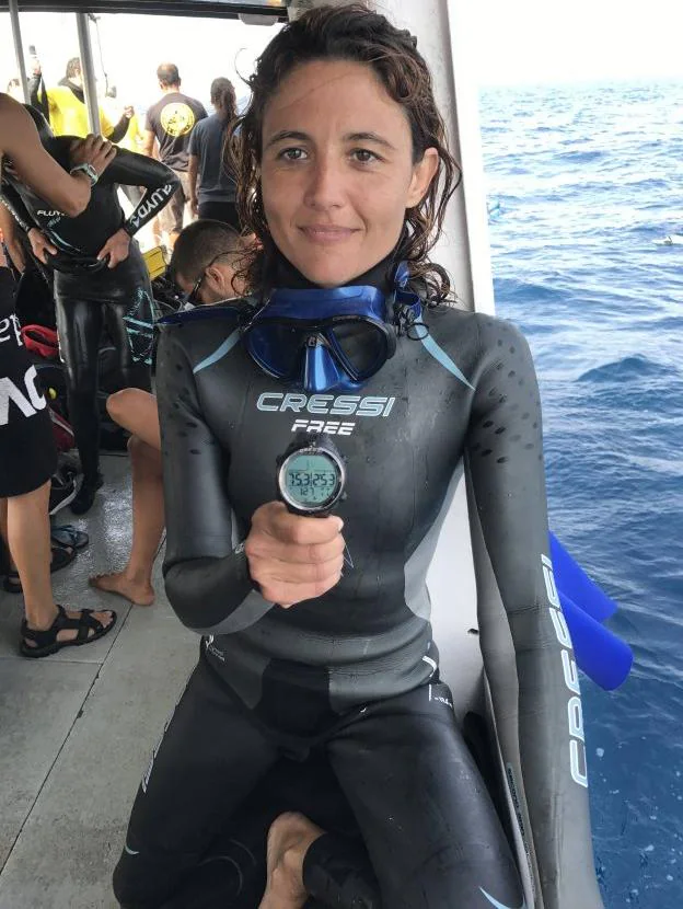 Gemma Vila tras conseguir el récord de 75 metros en caída libre. 