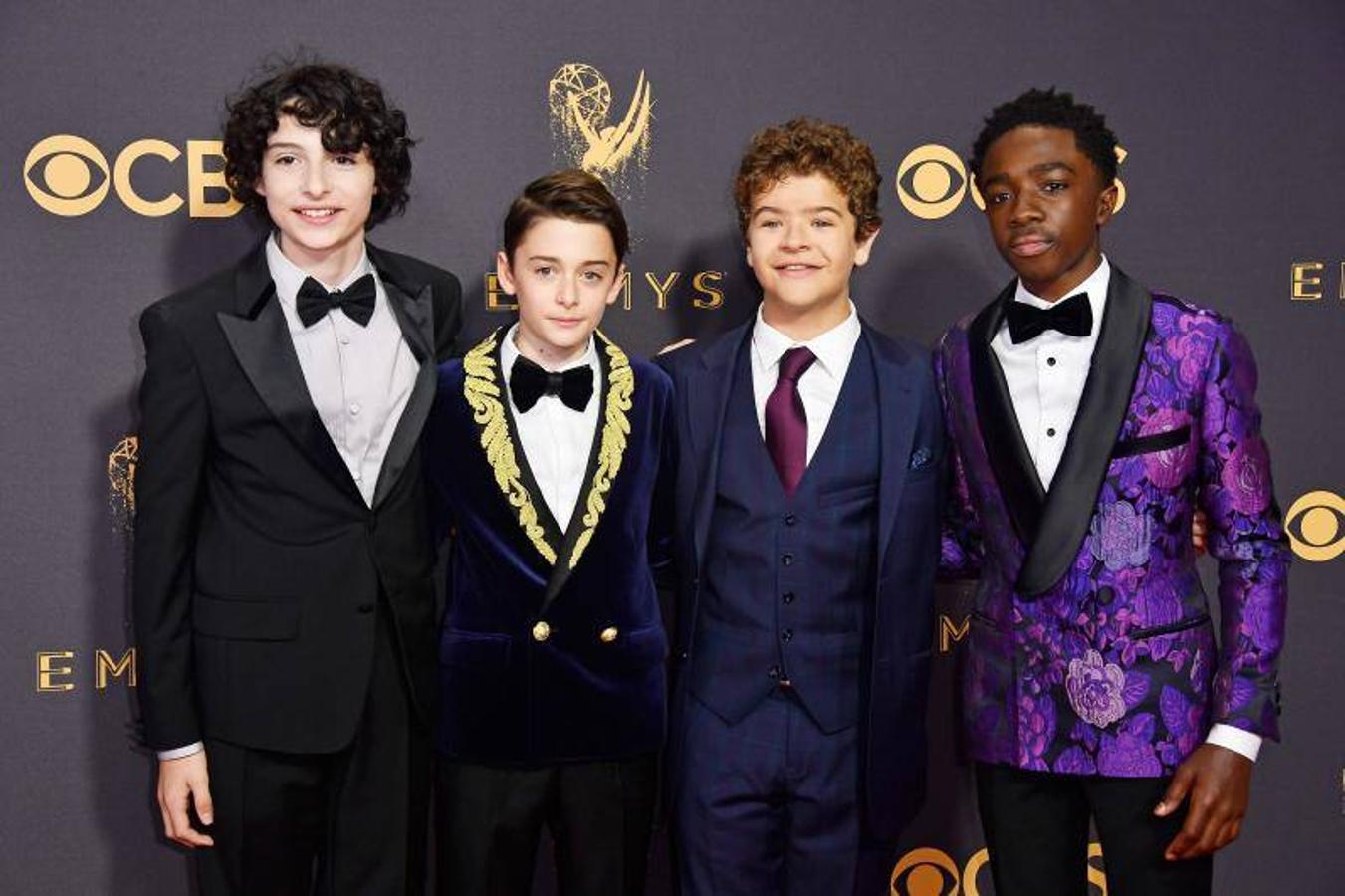 'Los actores Finn Wolfhard, Noah Schnapp, Gaten Matarazzo y Caleb McLaughlin posan en la alfombra roja.