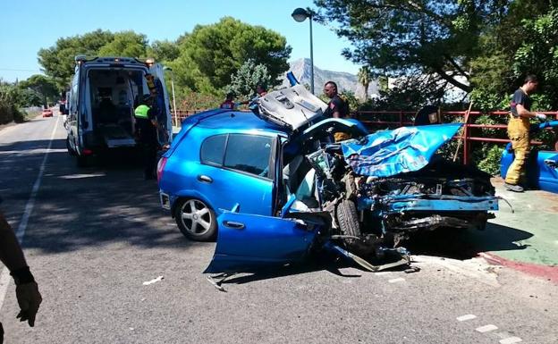 Coche tras estrellarse contra un árbol en la carretera de Ondara