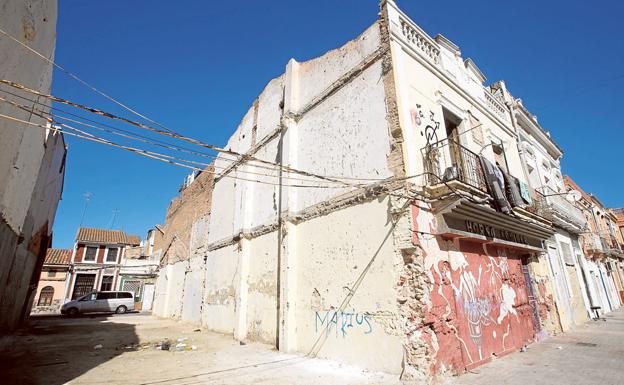 VIviendas en el Cabanyal pendientes de rehabilitación y con pintadas del movimiento okupa.