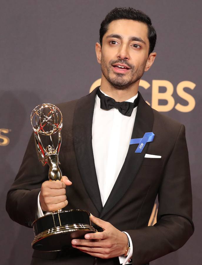 'El músico y actor británico Riz Ahmed posa con su galardón ante las cámaras