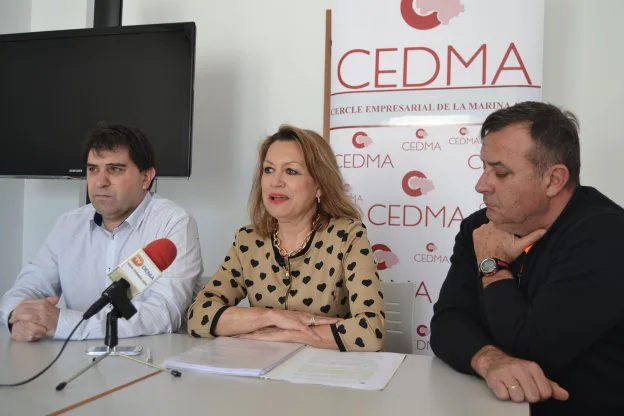 La presidenta de Cedma, Sonja Dietz, con Esteban Cobos y Paco Catalá. 