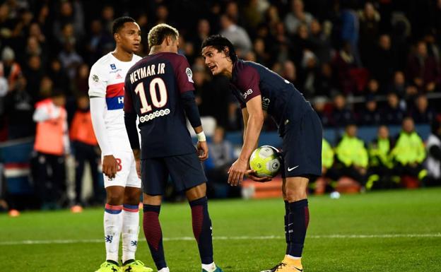 Cavani y Neymar se enfrentaron por lanzar un penalti. 