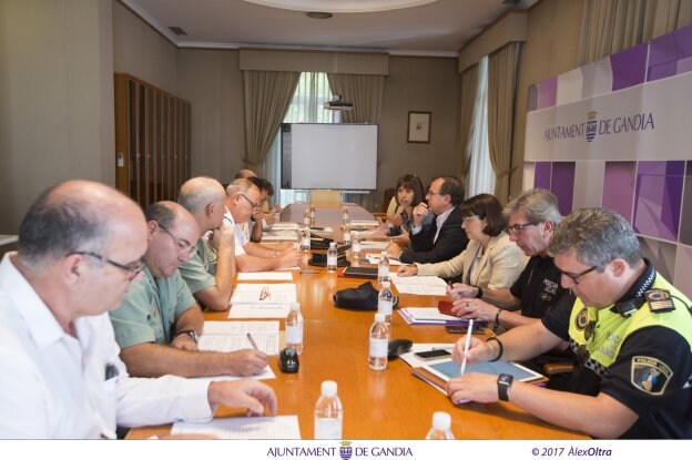 Reunión de la Junta de Seguridad celebrada ayer en el Ayuntamiento de Gandia para planificar el dispositivo de la Fira i Festes. 