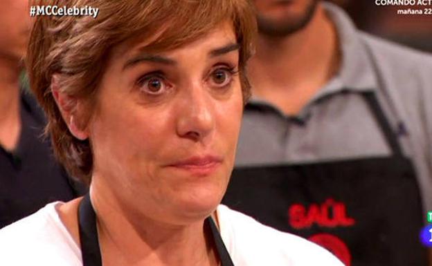 Anabel Alonso escucha atentamente las palabras de Jordi Cruz.