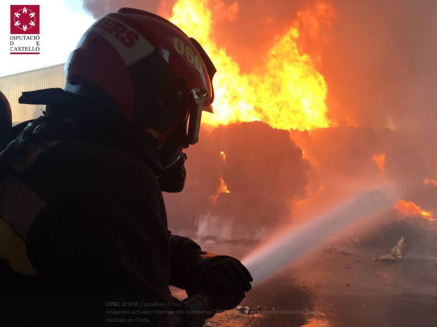 Fotos del incendio de la planta industrial de Onda