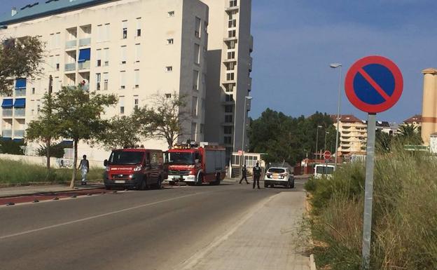 Los bomberos en la calle Metge Vallalta limpiando la calzada tras el accidente mortal. 