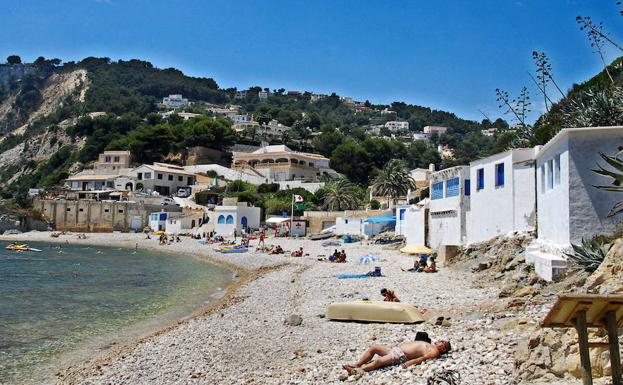 Rescatan a un hombre que se había caído en una cala en Xàbia