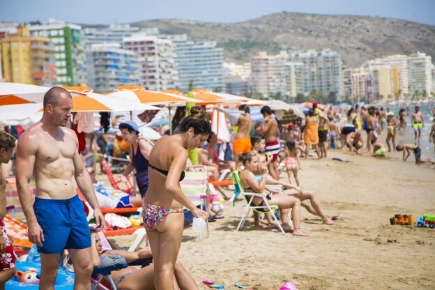 Turistas en la playa de Cullera, Valencia. 