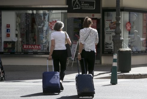 Dos turistas en las calles de Valencia. 