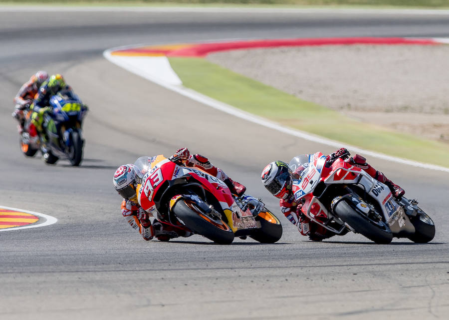 Marc Márquez y Jorge Lorenzo, durante la carrera de MotoGP.