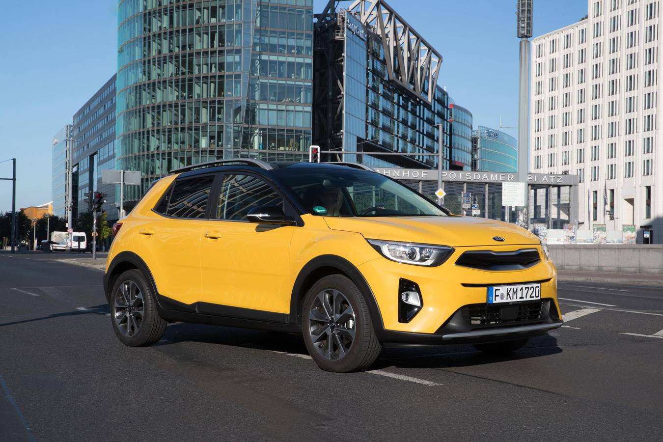 Con poco más de 4,10 metros de longitud, el nuevo Kia Stonic es un SUV compacto, con un inconfundible estilo europeo y las mayores posibilidades de personalización que haya tenido nunca un coche de la marca. A la venta desde 12.919 euros. 