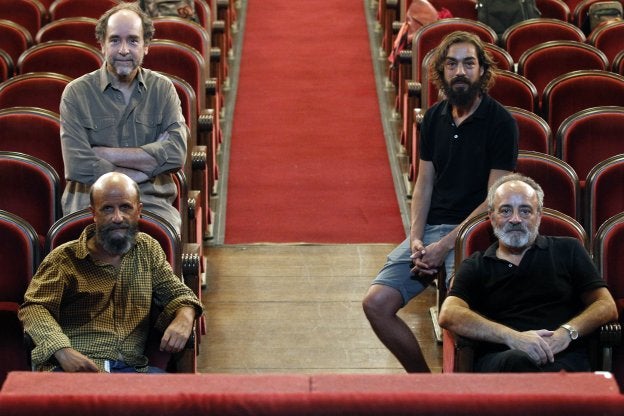 Carles Alfaro, Vicente Fuentes, Alejandro de Saá y Enric Benavent, ayer, en el Principal. 