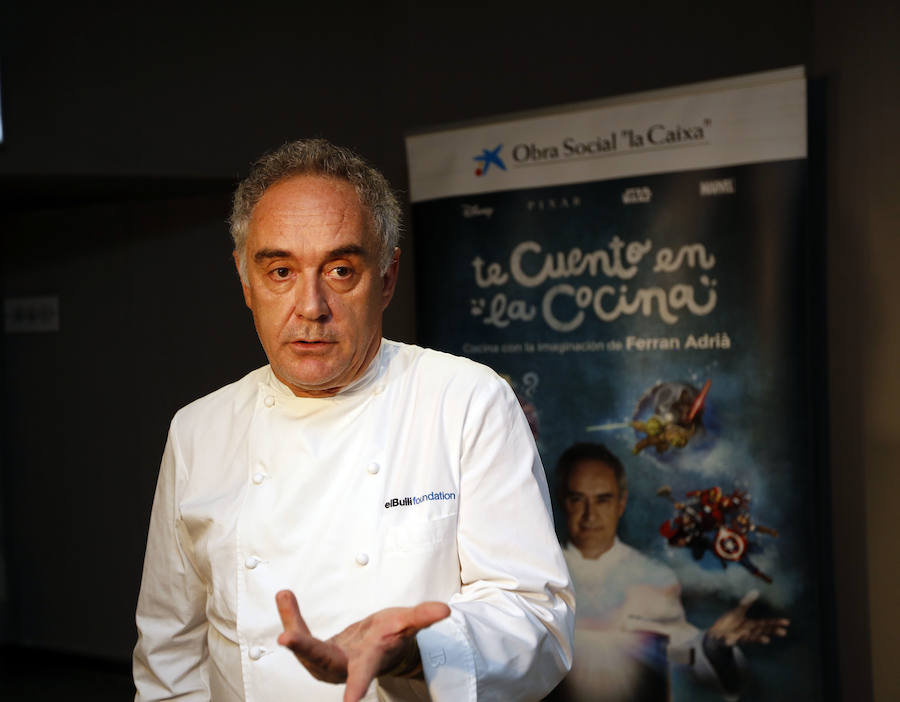 Fotos de Ferran Adriá cocinando frente a 400 niños