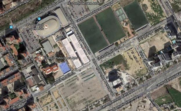 Pabellón de la Fuente de San Luis y, justo debajo, uno de los solares donde se podría ubicar el futuro pabellón. 