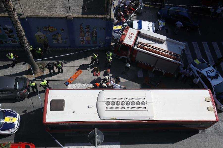 Bomberos y personal sanitario junto al cuerpo de la mujer atropellada en el lugar del suceso.