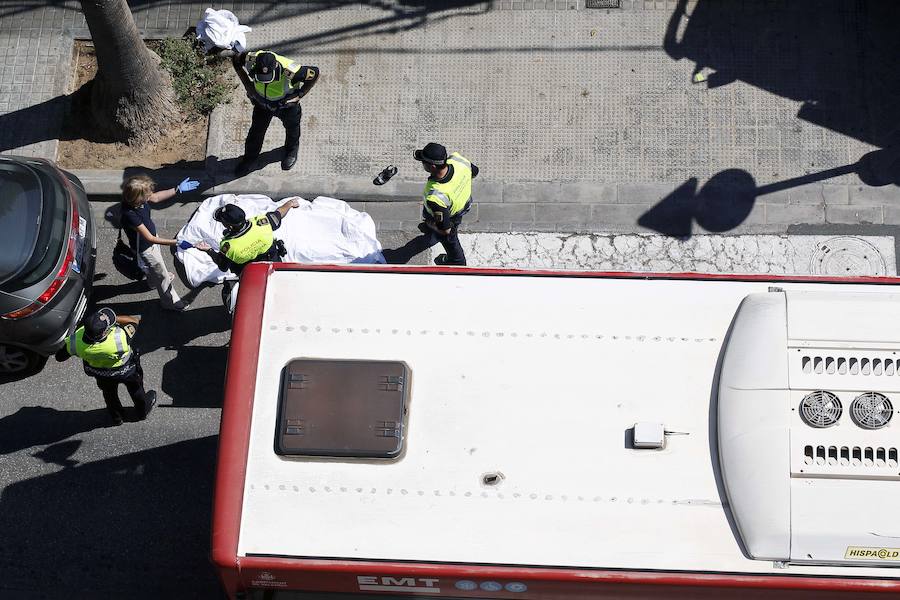 El conductor del autobús bajó de inmediato para intentar auxiliar a la mujer.